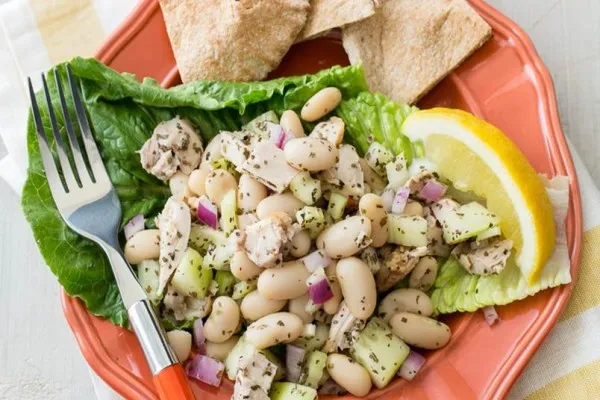 Akdeniz usulü tavuklu ve beyaz fasulyeli salata