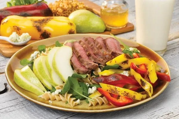 Armutlu ızgara biftek ve biber salatası