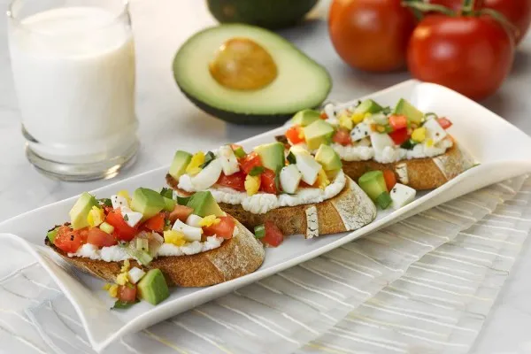 Avokadolu kahvaltı bruschettası