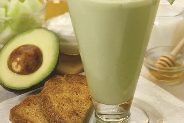 Avokadolu kavunlu kahvaltı smoothie'si
