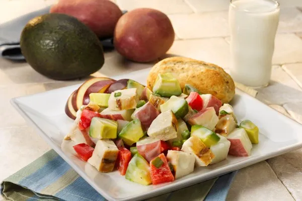 Avokadolu, patatesli ve ızgara tavuklu salata