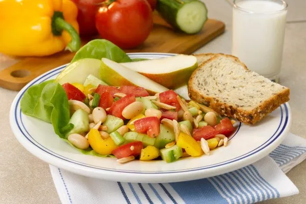 Bahçe usulü cannellini fasulye salatası