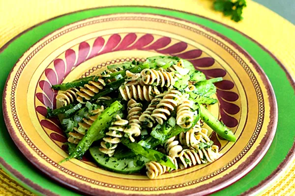 Bahçe usulü makarna salatası