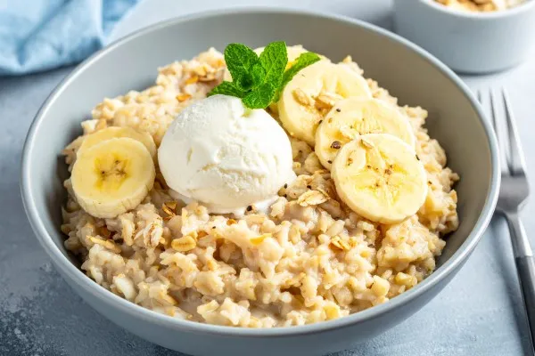 Banana split yulaf lapası
