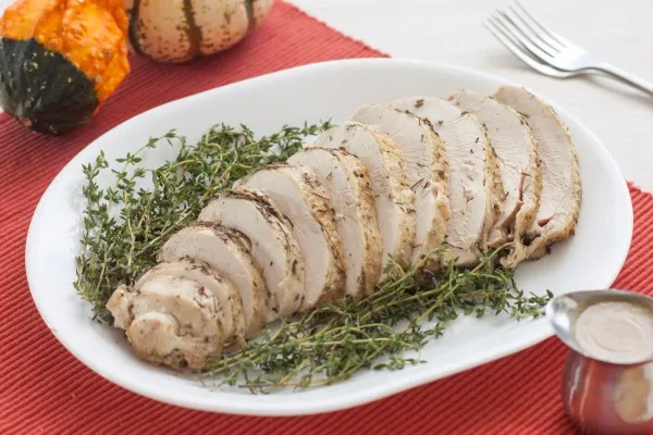 Biberiyeli, adaçaylı ve kekikli fırında hindi göğsü