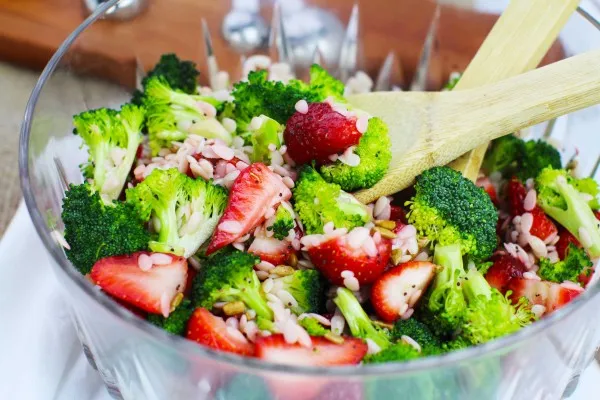 Brokolili ve çilekli arpa şehriye salatası