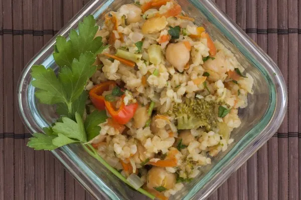 Bulgurlu sebzeli ve nohutlu salata