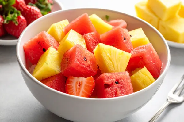 Çilek, karpuz ve ananas salatası