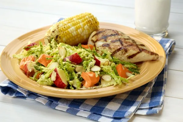 Dolmalık biberli ve elmalı lahana salatası
