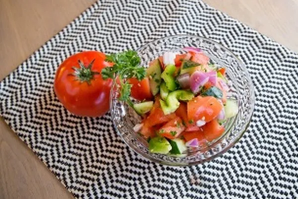 Domates ve salatalık salatası
