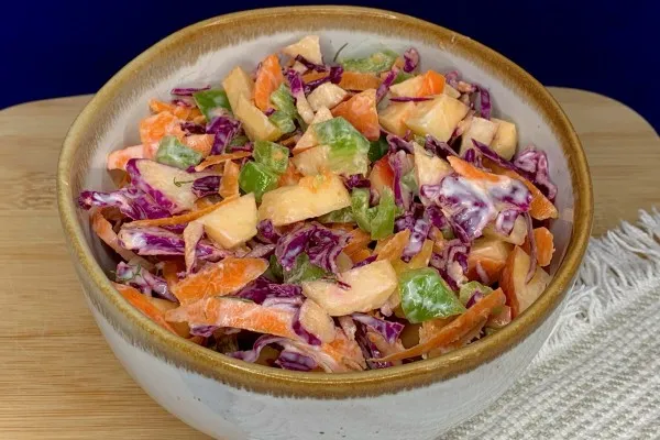 Elmalı lahana salatası