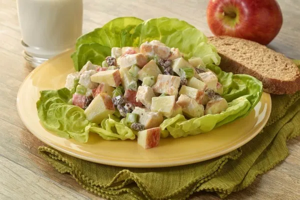 Elmalı tavuk salatası