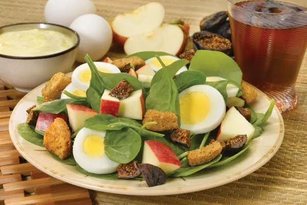 Elmalı ve yumurtalı ıspanak salatası
