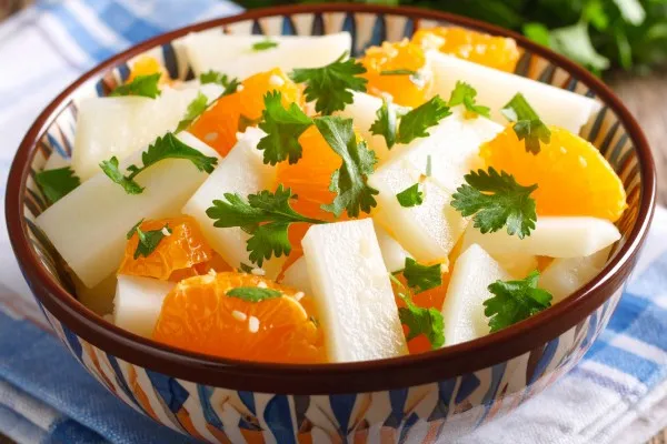 Ferahlatıcı cicama salatası