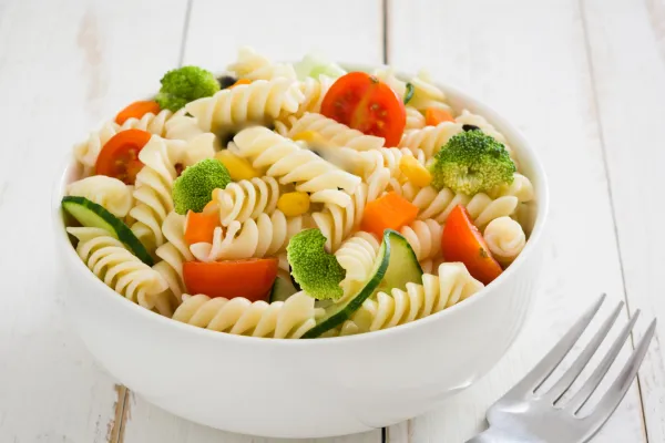 Ferahlatıcı çıtır sebzeli makarna salatası