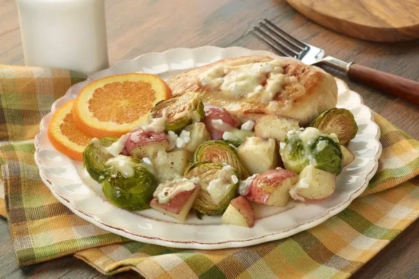 Fırında Brüksel lahanası, patates ve tavuk