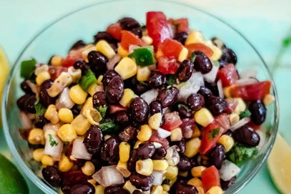 Hızlı siyah fasulye salatası