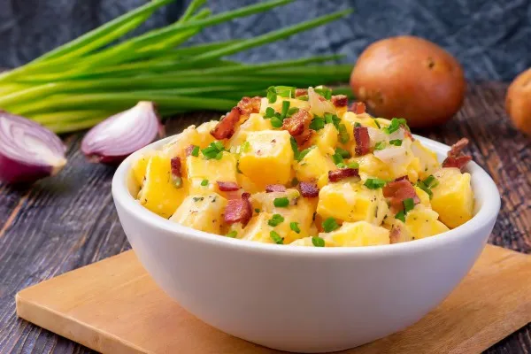 Hızlı ve kolay fırın patates salatası