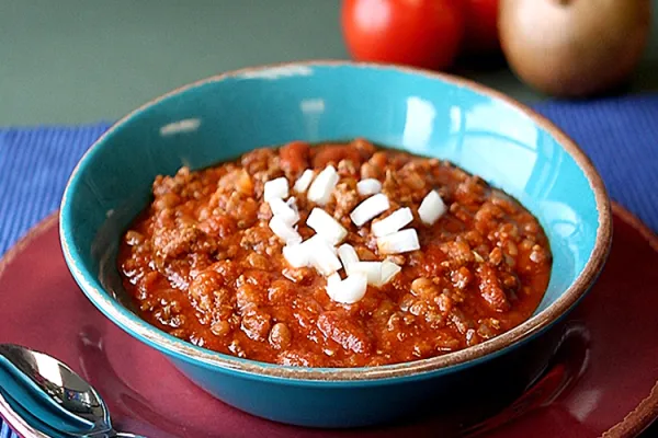 İki çeşit fasulyeli chili