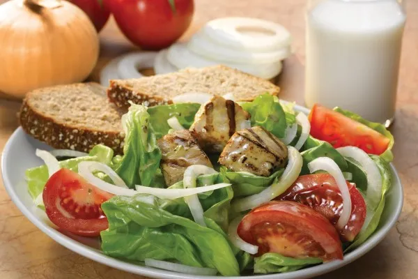 Izgara ton balıklı Vidalia soğanı ve domates salatası