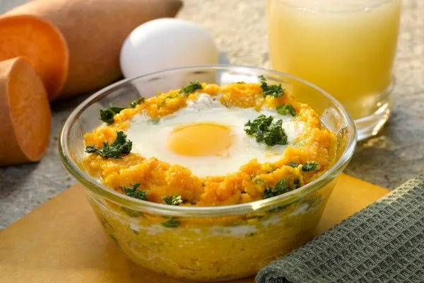 Karalahana ve tatlı patates mısır lapası üzerinde yumurta