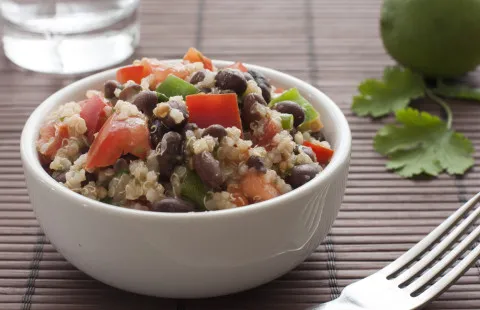 Kinoa ve siyah fasulye salatası