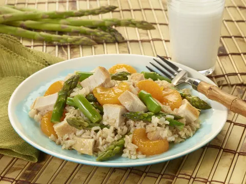 Kuşkonmazlı, mandalinalı, tavuklu ve pirinçli salata