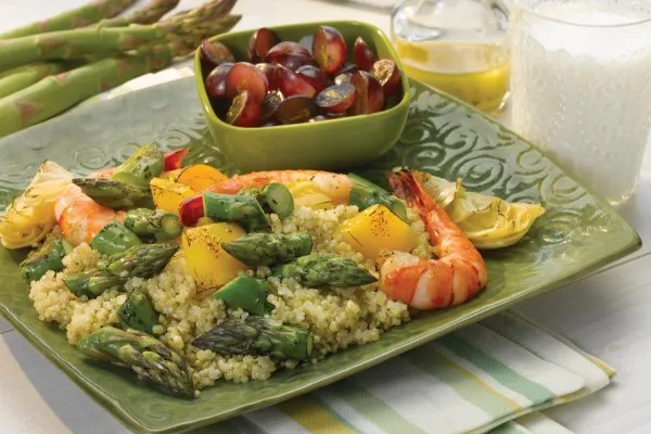 Limonlu soslu ızgara kuşkonmaz ve karidesli kinoa salatası