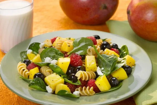 Mango ve meyveli rotini salatası