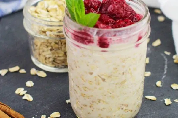 Meyveli, bir gece bekletilmiş yulaf