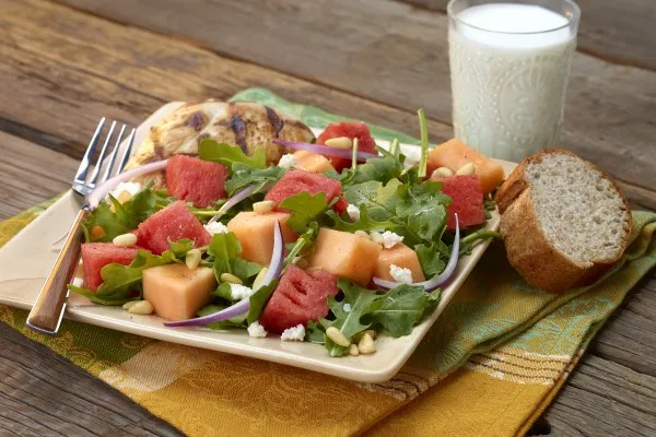 Meyveli feta peynirli salata