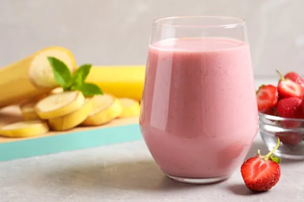 Meyveli yoğurtlu kahvaltı shake'i