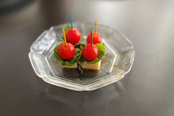 Mini caprese lokmaları