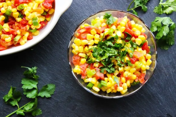Mısır ve yeşil biberli salata