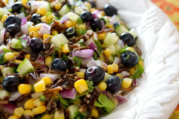 Mısır, yaban mersini ve yabani pirinç salatası