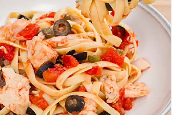 Napoli usulü ton balıklı fettuccine