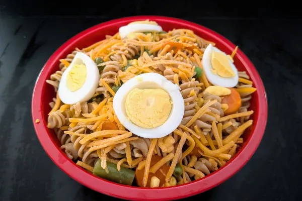 Pasta primavera salatası