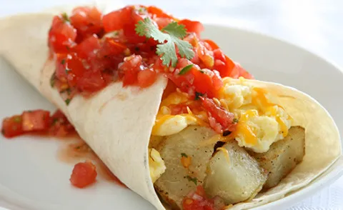 Patatesli ve yumurtalı kahvaltı burritosu