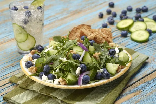 Salatalıklı yaban mersinli salata