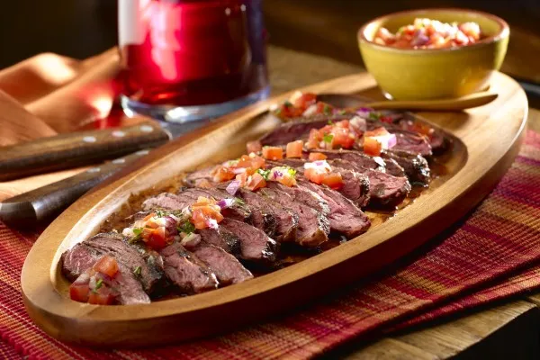 Salsa criollalı Arjantin usulü ızgara biftek
