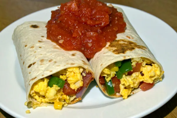 Salsalı kahvaltı burritosu