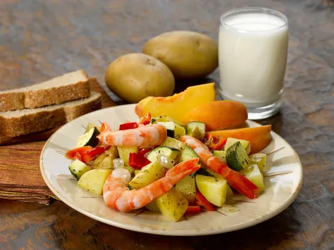 Sarı patates ve kırmızı biberli karides sote
