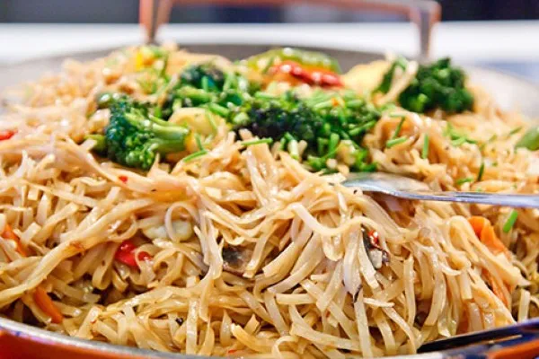 Sebzeli chow mein