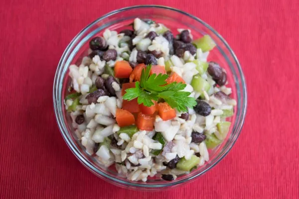 Siyah fasulyeli pirinç salatası