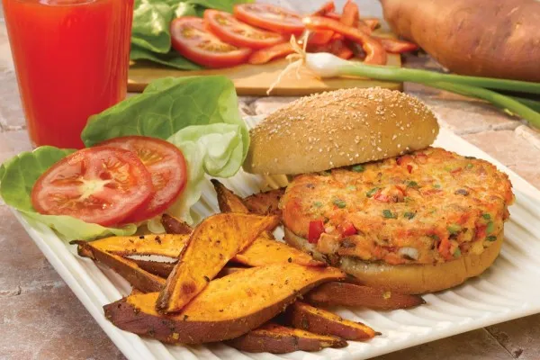 Somon burger ve fırında tatlı patates kızartması