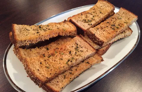 Tam buğday sarımsaklı ekmek çubukları