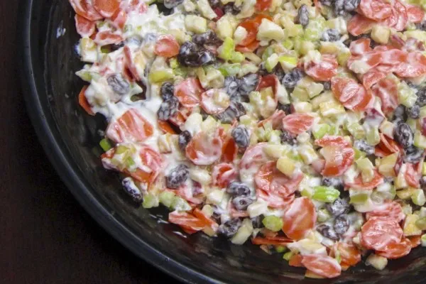 Tatlı ekşi yoğurt soslu elma salatası