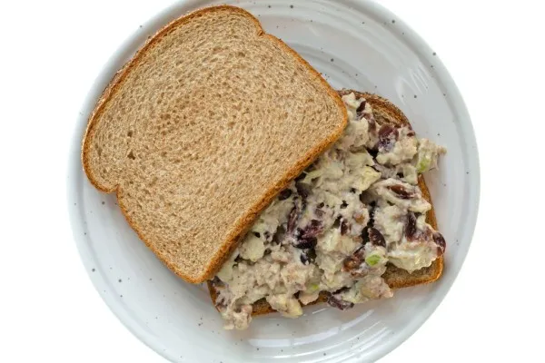 Tavuklu elmalı salata sandviçi