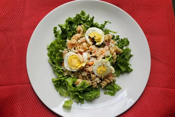 Tavuklu kulüp salatası
