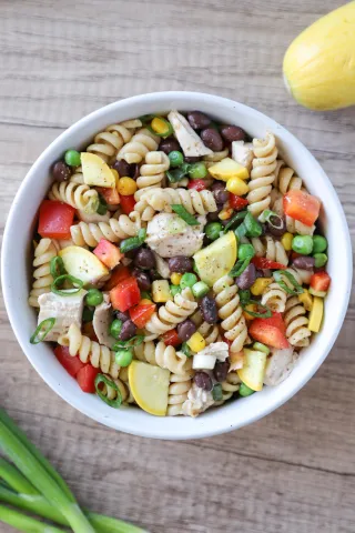 Tavuklu makarna salatası